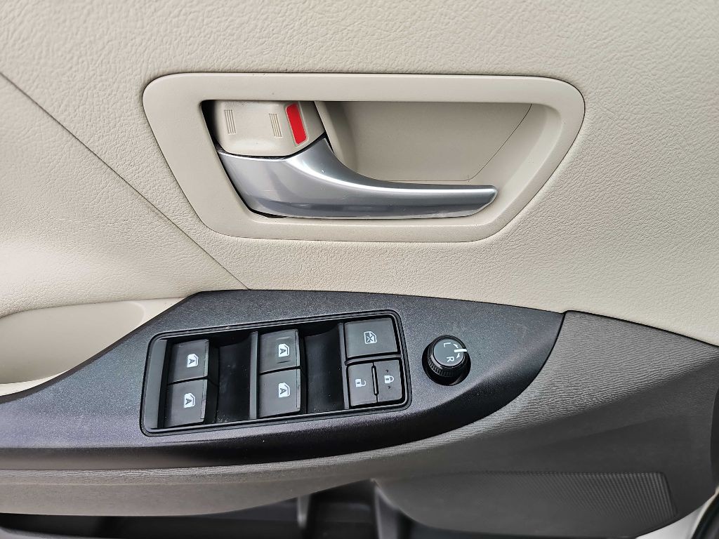 2016 Toyota Sienna Image 42