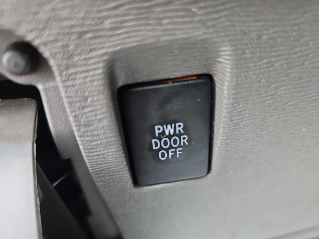 2016 Toyota Sienna Image 45