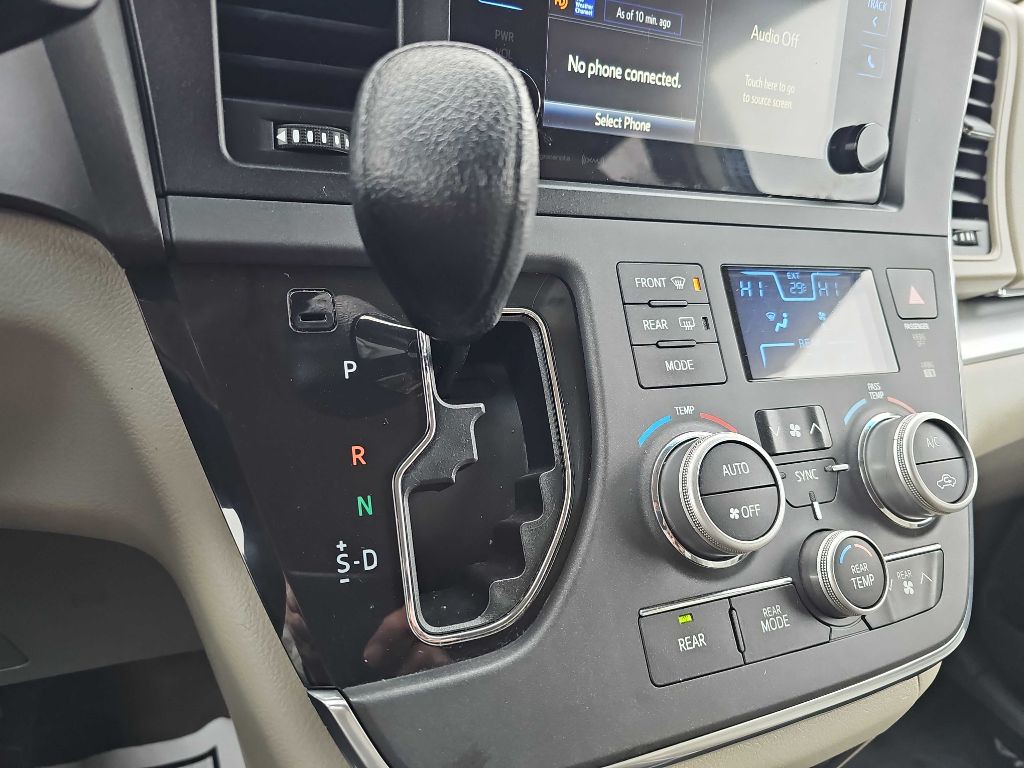 2016 Toyota Sienna Image 54