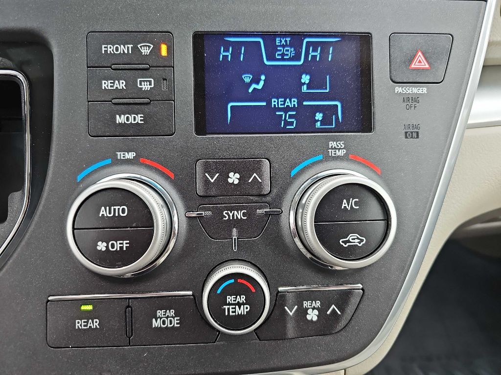 2016 Toyota Sienna Image 55