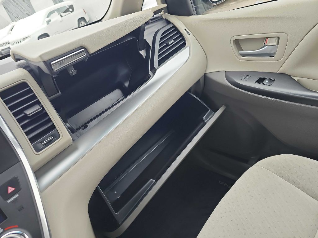 2016 Toyota Sienna Image 63