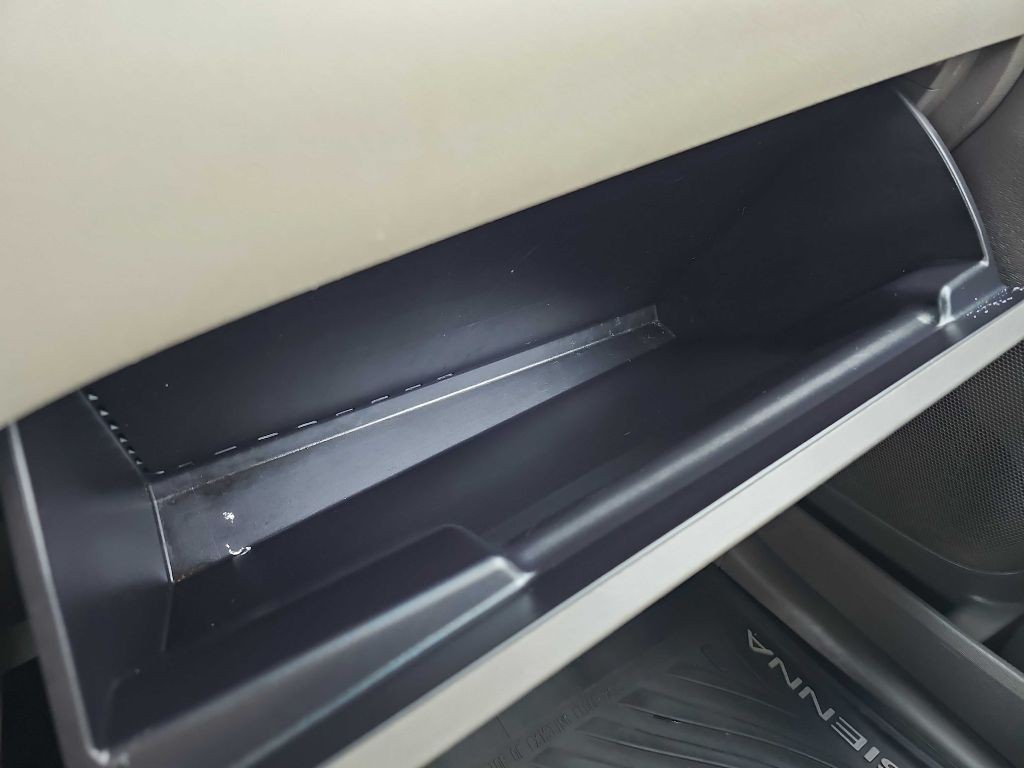 2016 Toyota Sienna Image 64