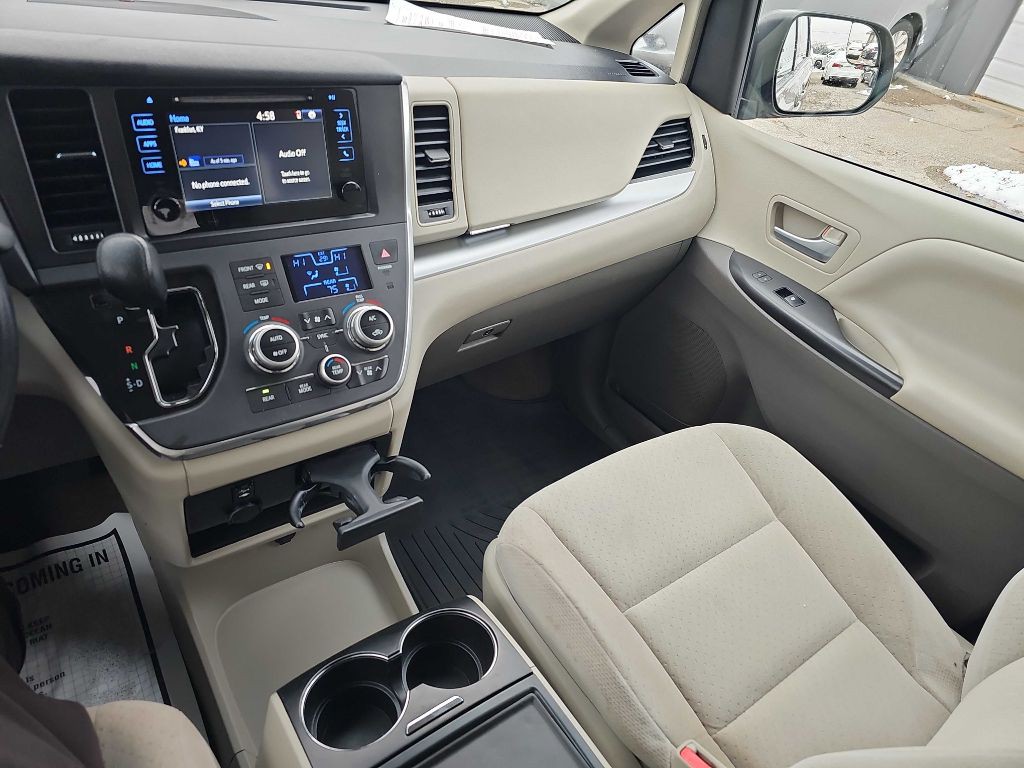2016 Toyota Sienna Image 65
