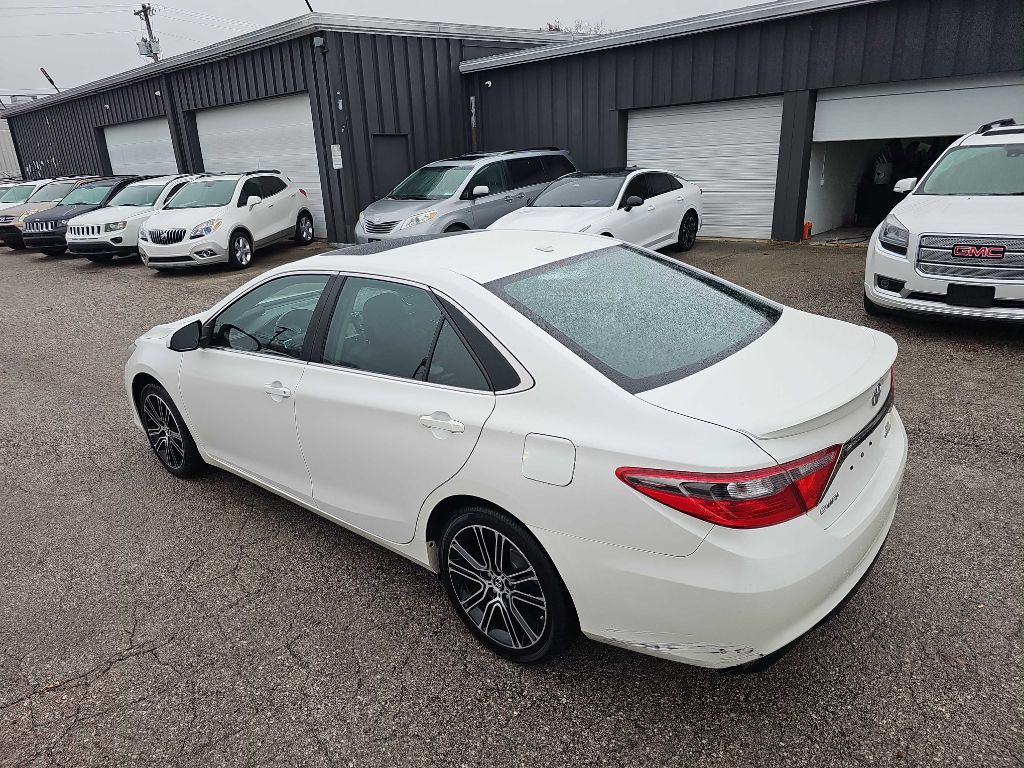 2016 Toyota Camry Image 9