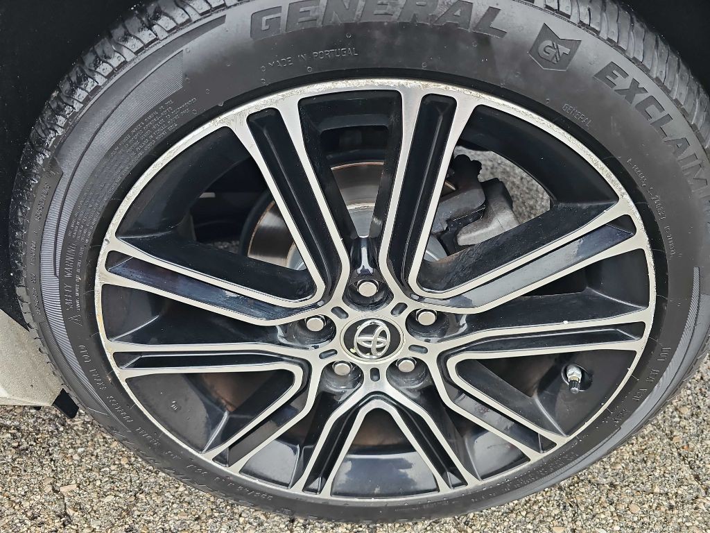 2016 Toyota Camry Image 17