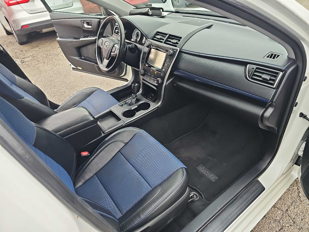 2016 Toyota Camry Image 29