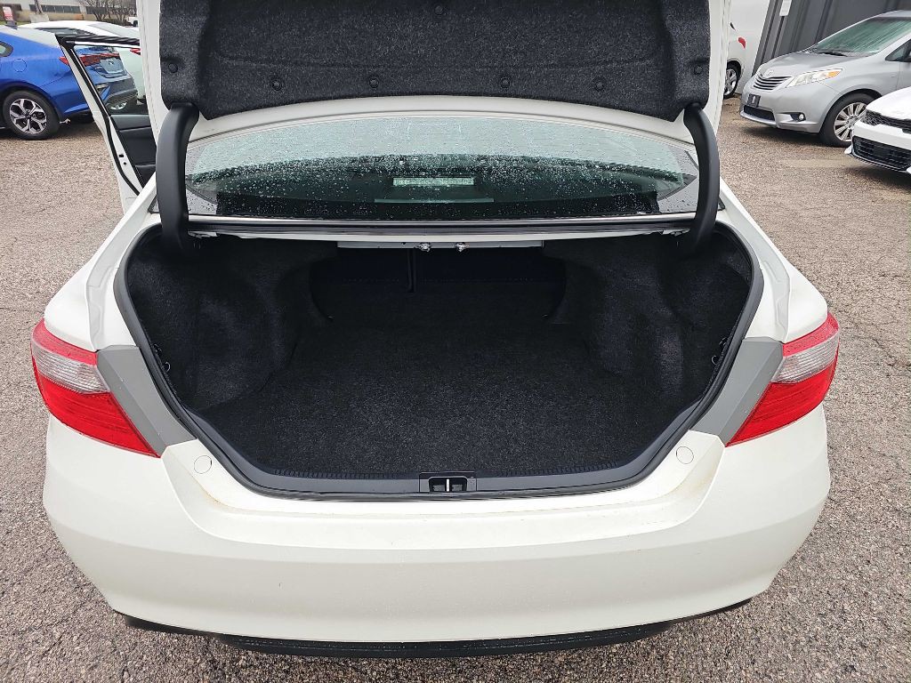 2016 Toyota Camry Image 32