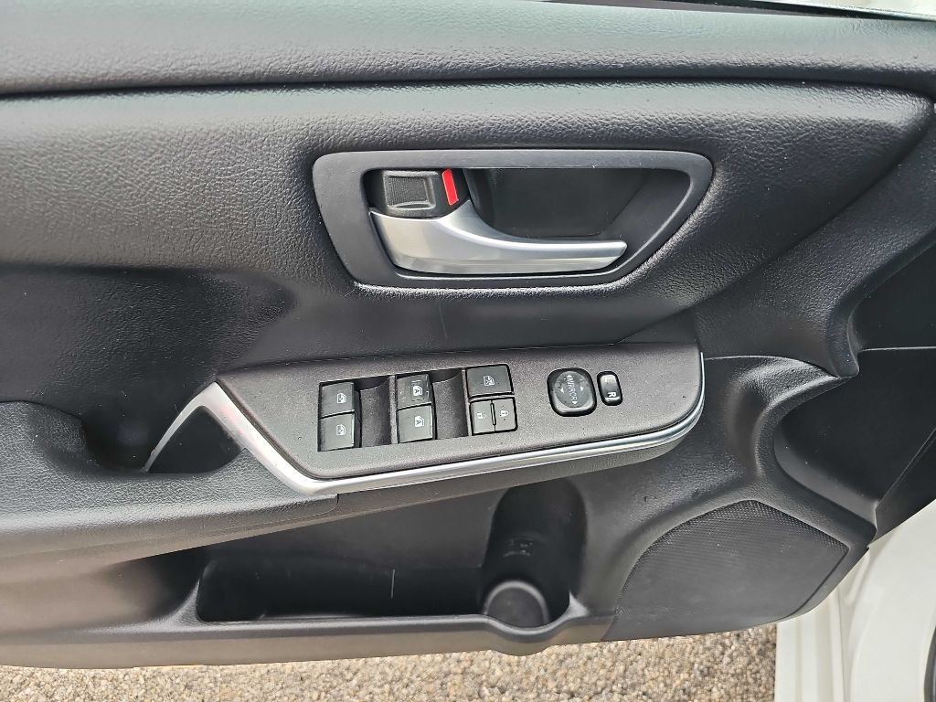 2016 Toyota Camry Image 35