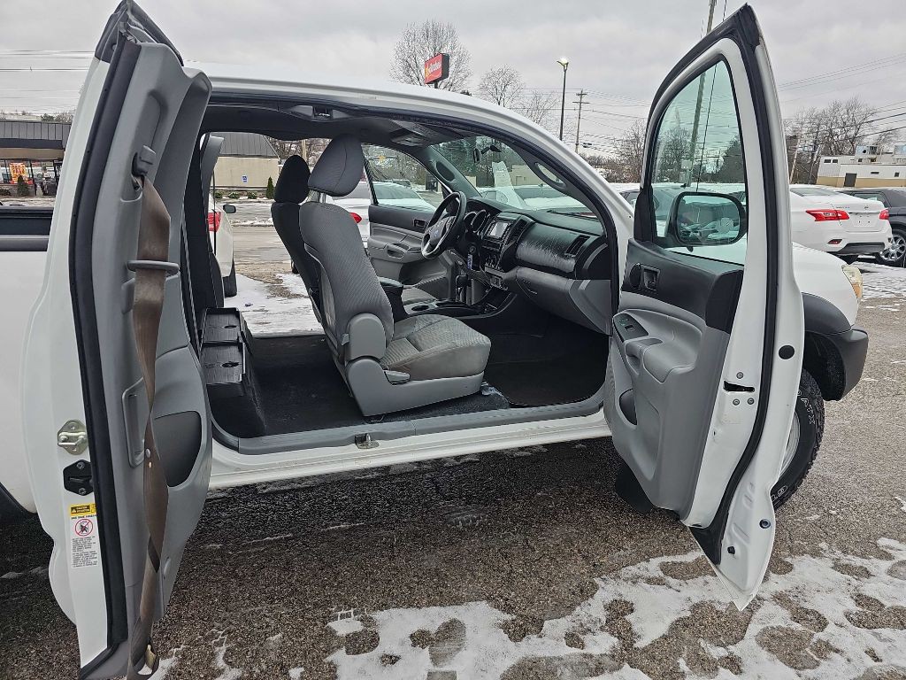 2015 Toyota Tacoma Image 14