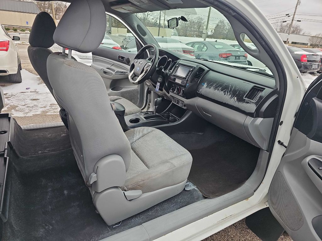 2015 Toyota Tacoma Image 28