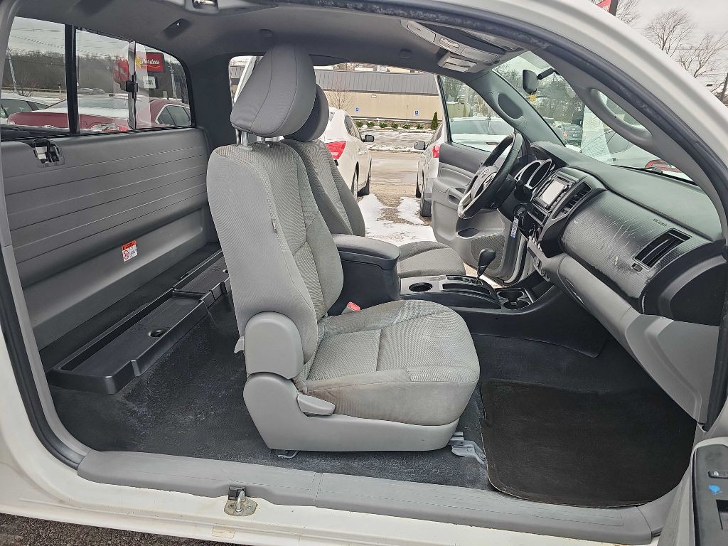 2015 Toyota Tacoma Image 30