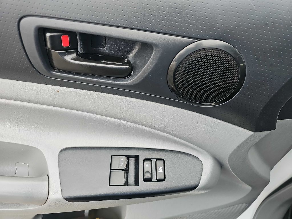 2015 Toyota Tacoma Image 32