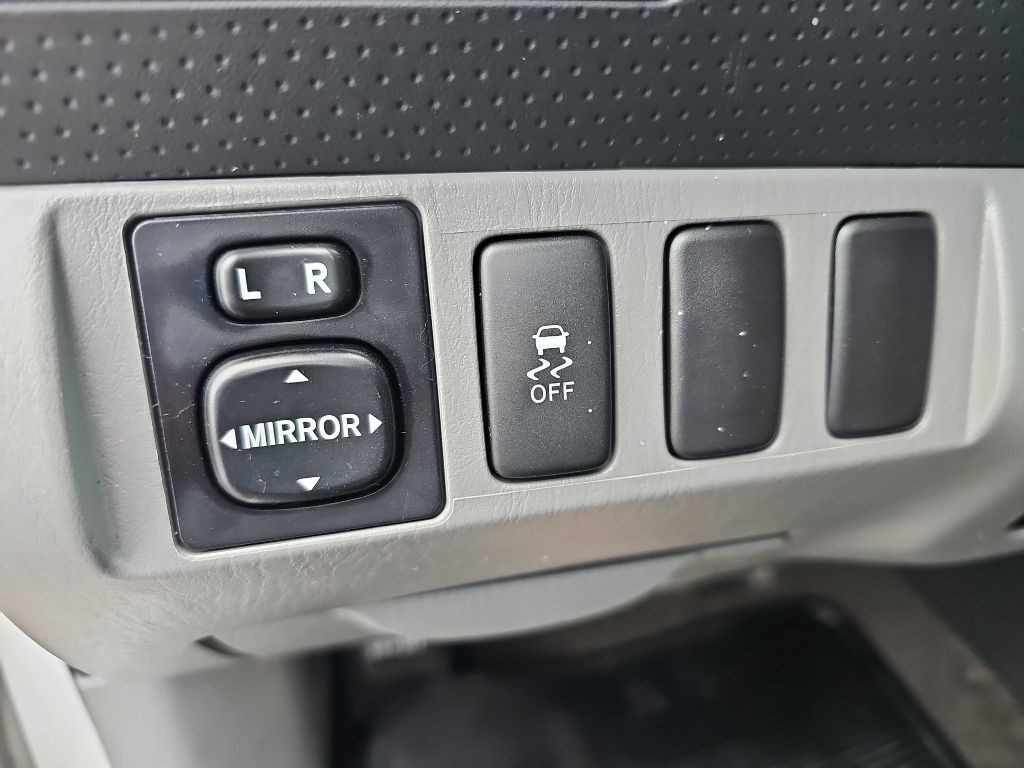 2015 Toyota Tacoma Image 35