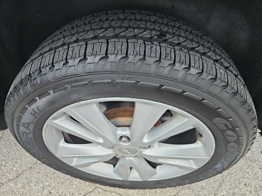 2011 Jeep Grand Cherokee Image 18