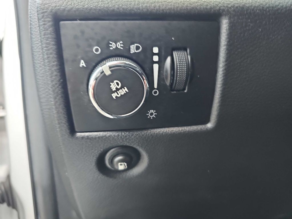 2011 Jeep Grand Cherokee Image 43