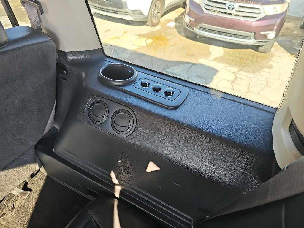 2008 Jeep Commander Image 32