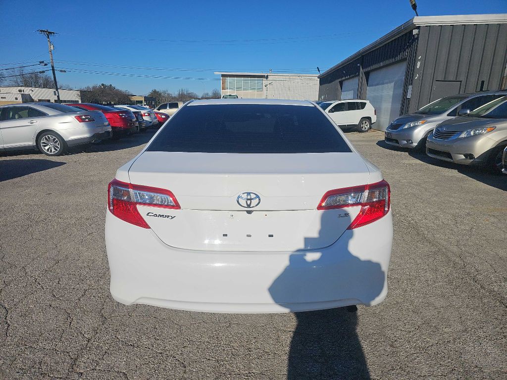 2013 Toyota Camry Image 12