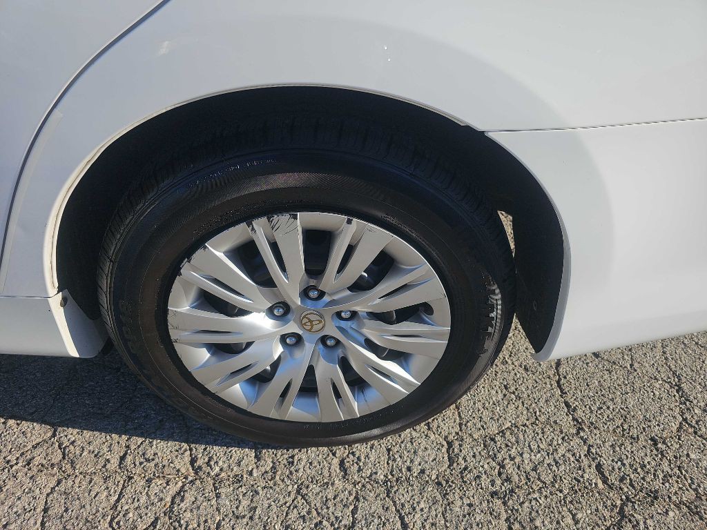 2013 Toyota Camry Image 16