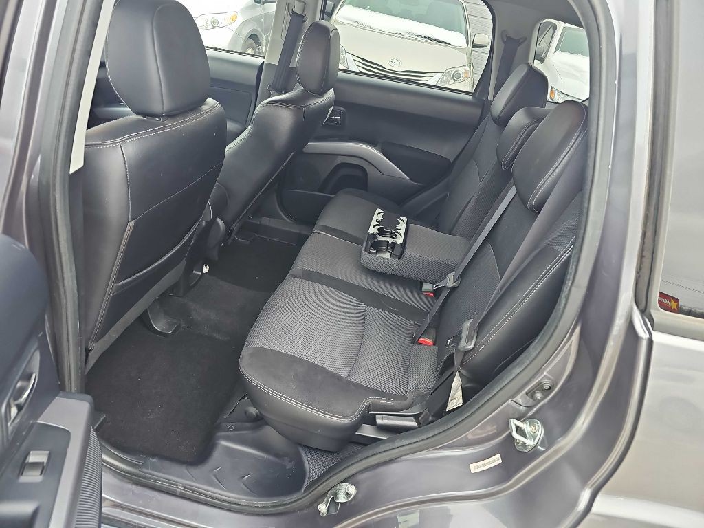 2009 Mitsubishi Outlander Image 18