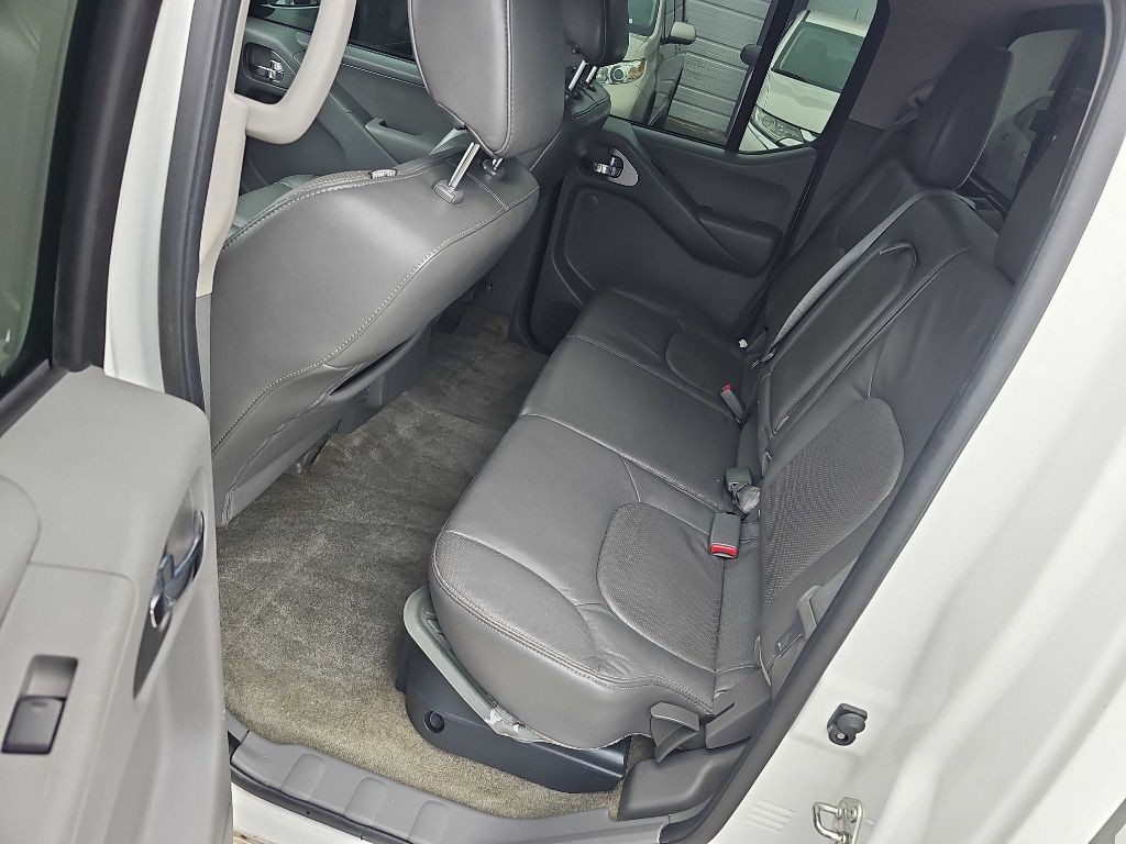 2017 Nissan Frontier Image 32