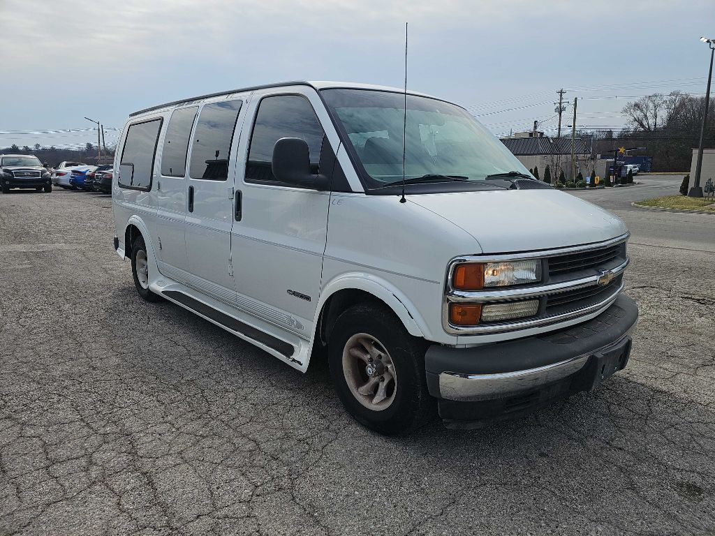 2001 Chevrolet Express Image 2