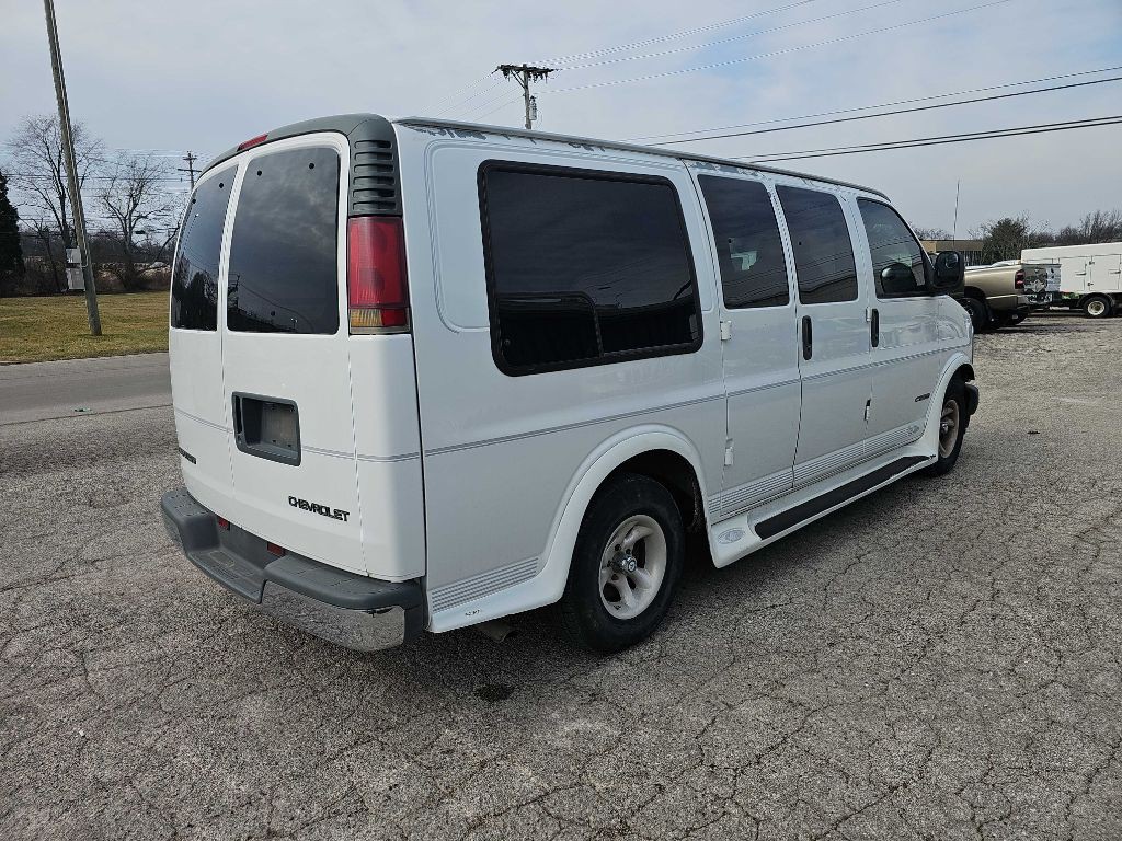 2001 Chevrolet Express Image 3