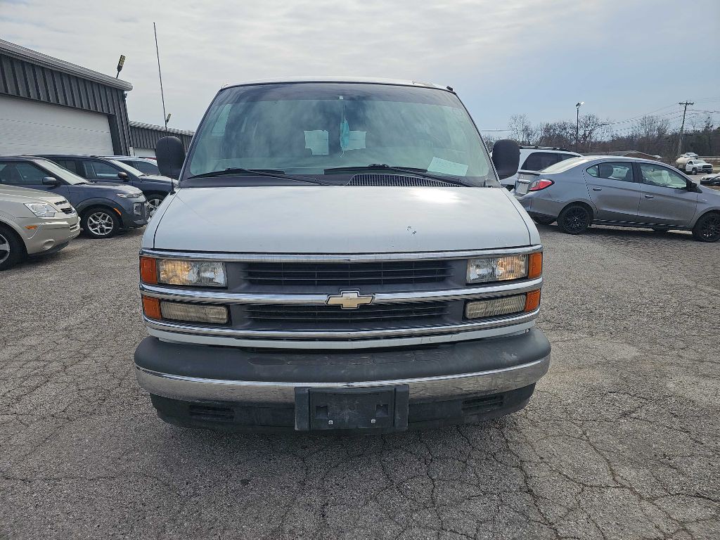 2001 Chevrolet Express Image 8