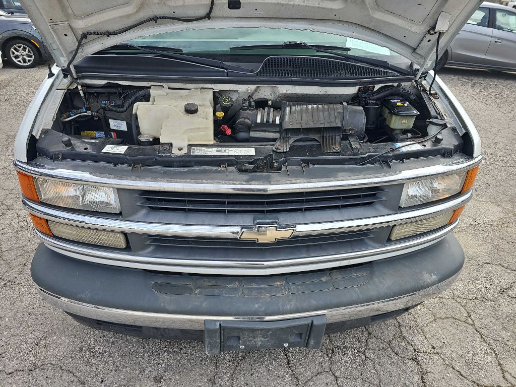 2001 Chevrolet Express Image 12