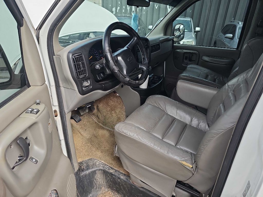 2001 Chevrolet Express Image 14