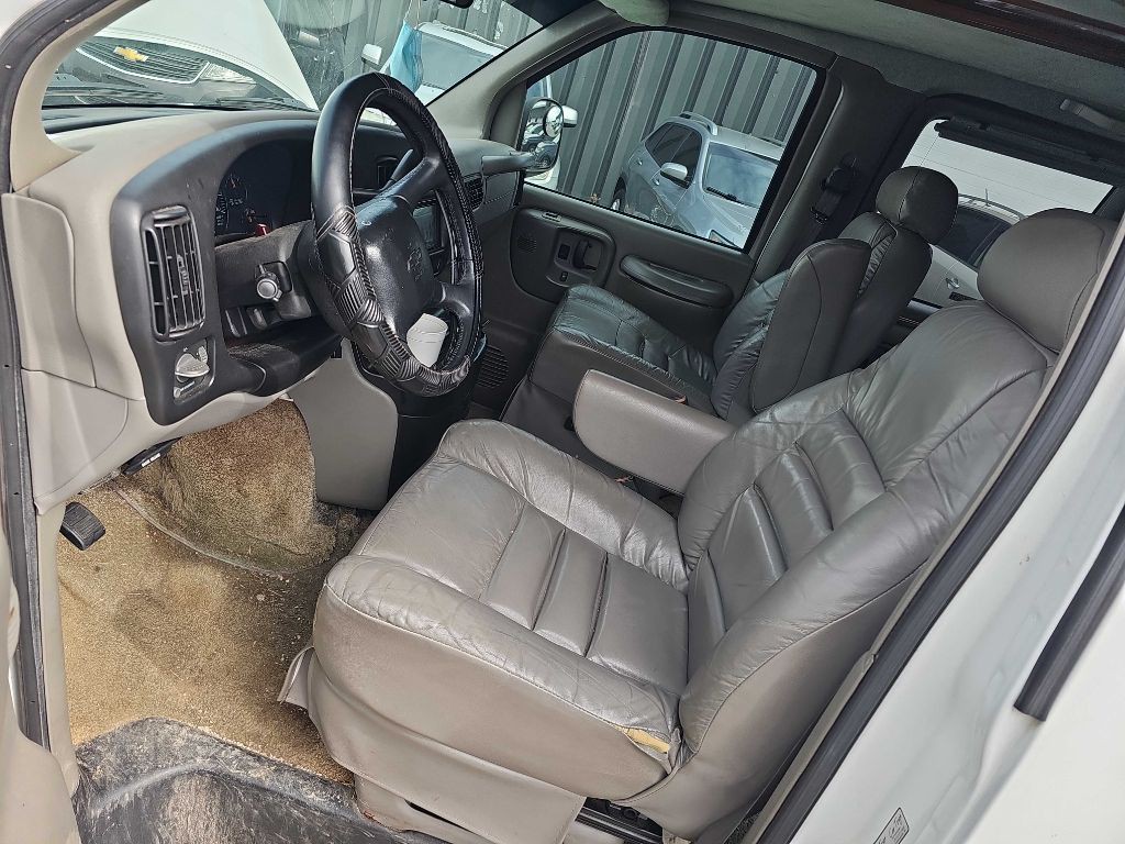 2001 Chevrolet Express Image 15