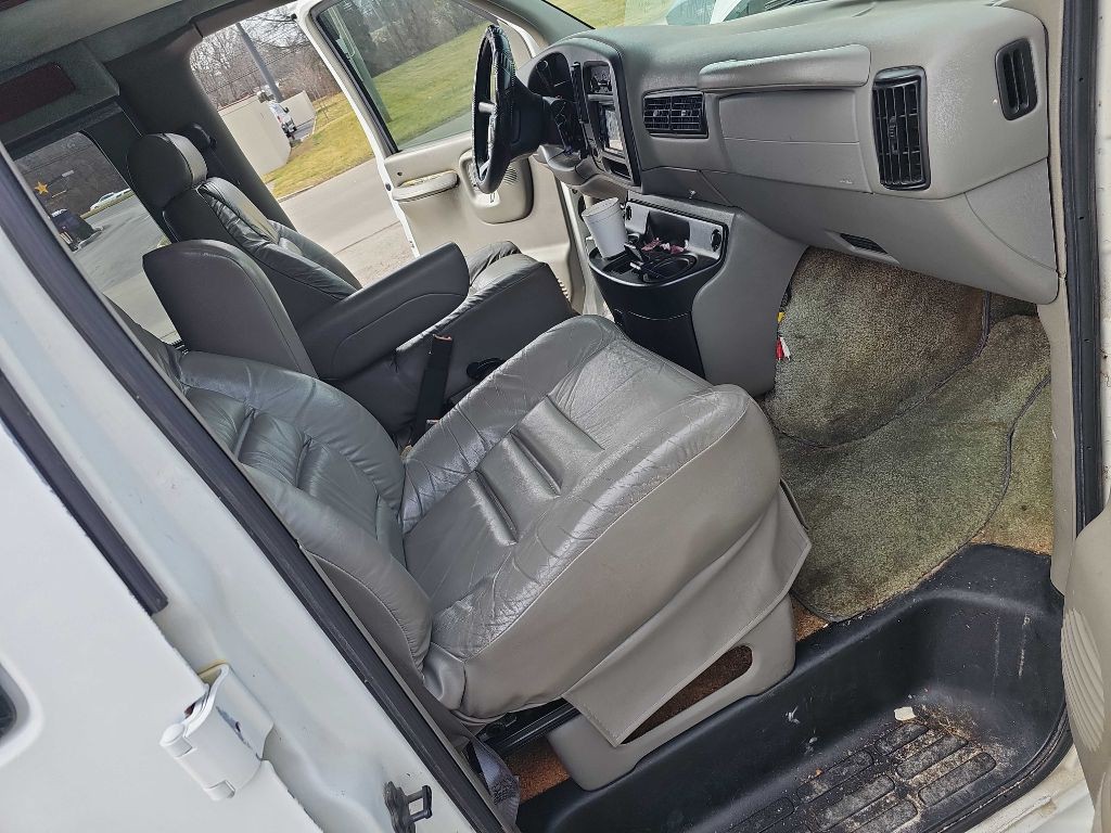 2001 Chevrolet Express Image 17