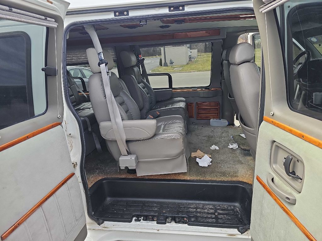 2001 Chevrolet Express Image 18