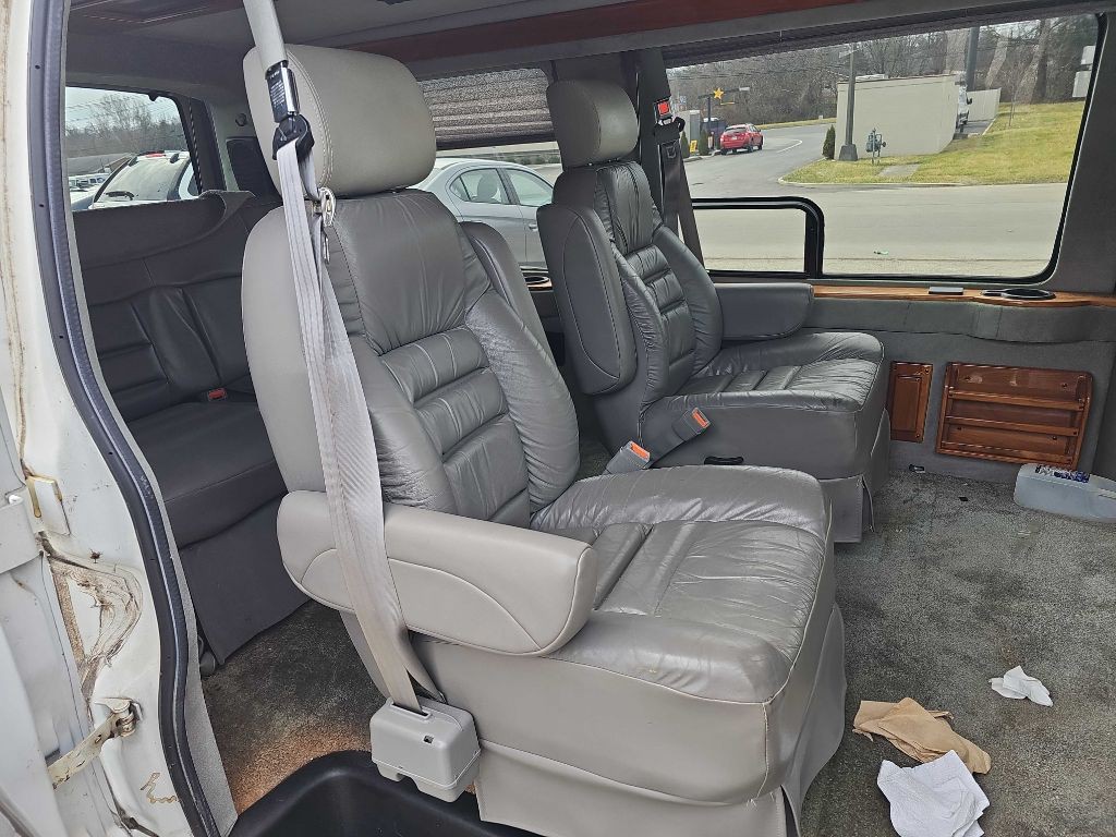 2001 Chevrolet Express Image 19