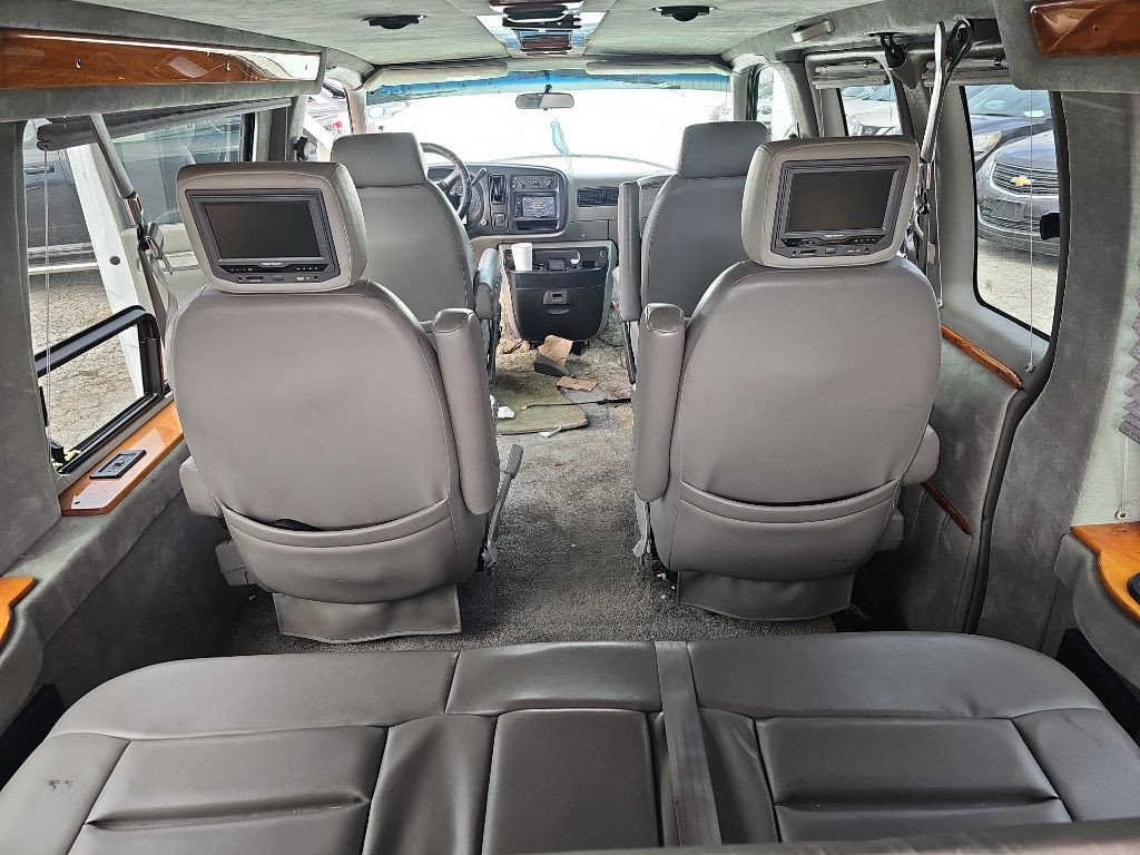 2001 Chevrolet Express Image 21