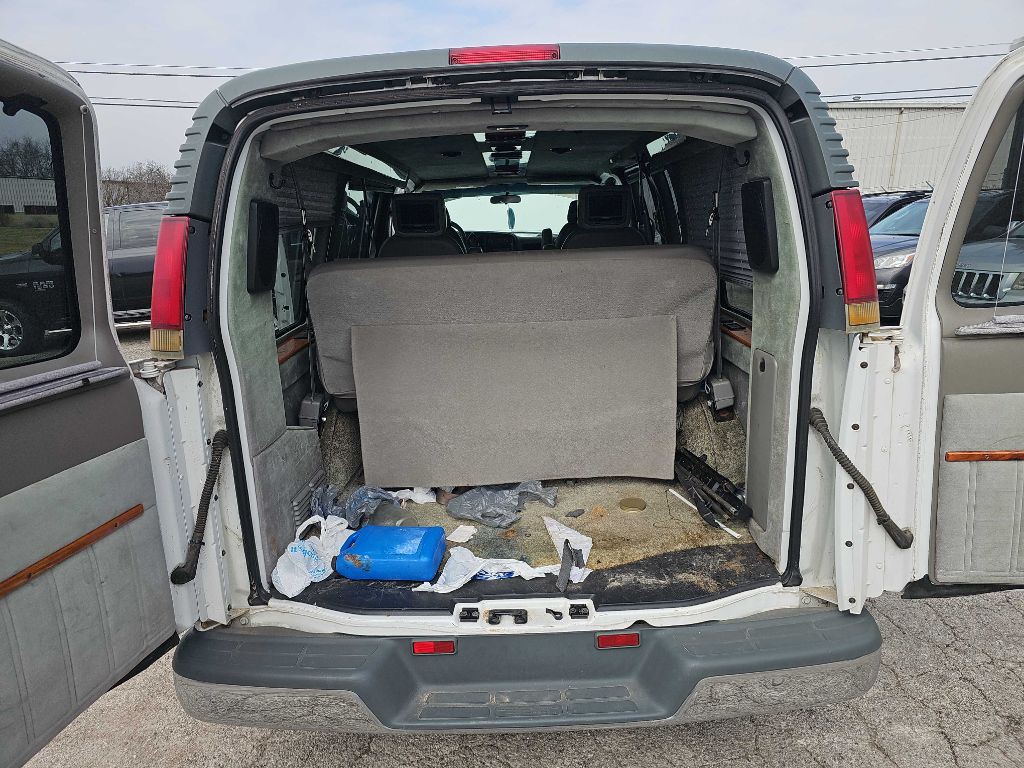 2001 Chevrolet Express Image 23