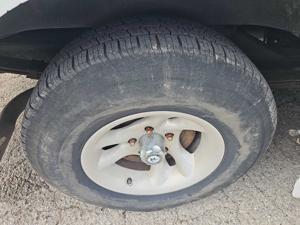 2001 Chevrolet Express Image 24