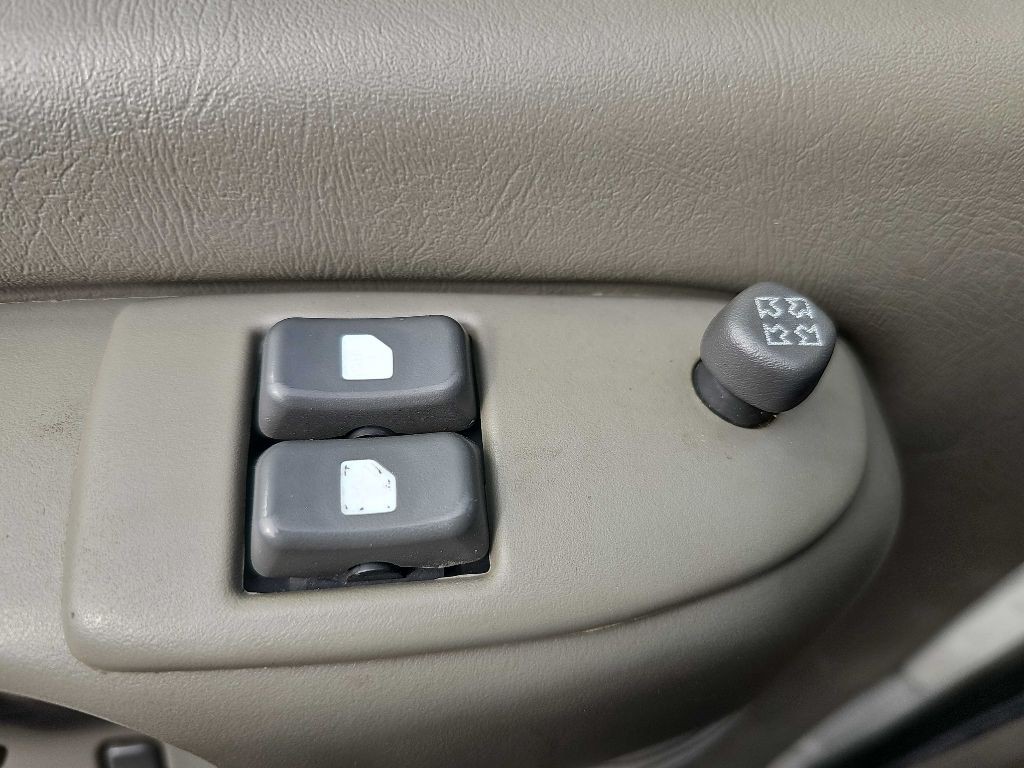 2001 Chevrolet Express Image 25