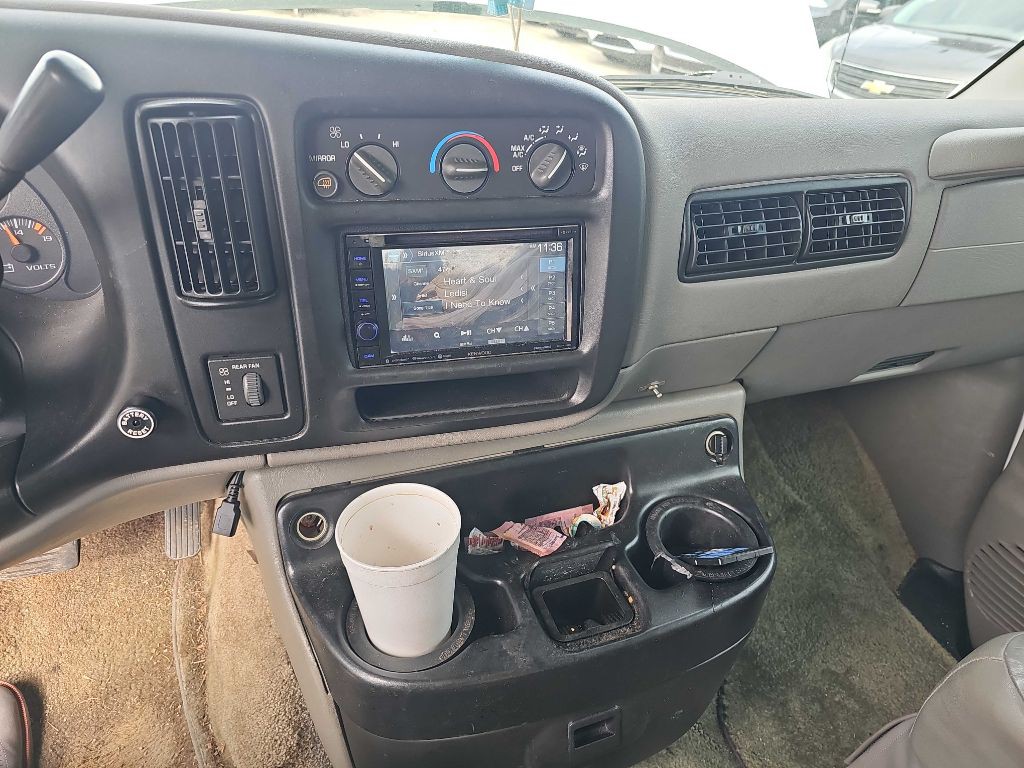 2001 Chevrolet Express Image 28