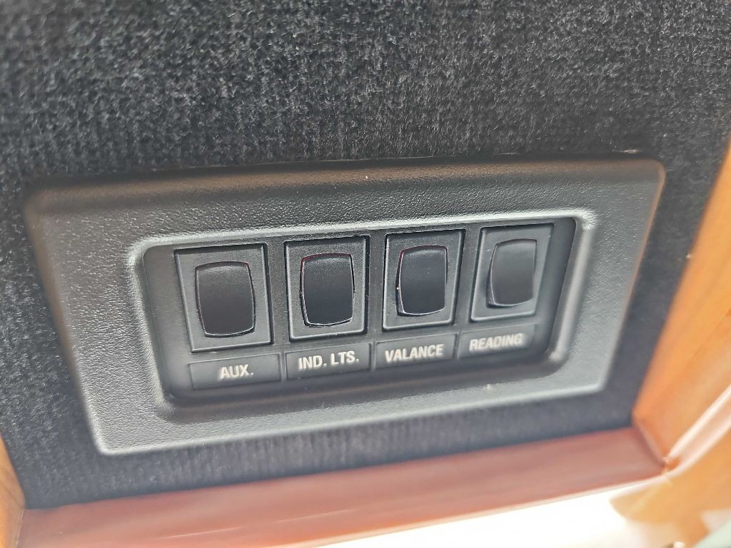 2001 Chevrolet Express Image 30