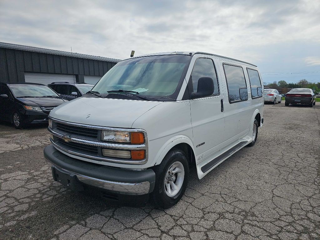 2001 Chevrolet Express Image 2
