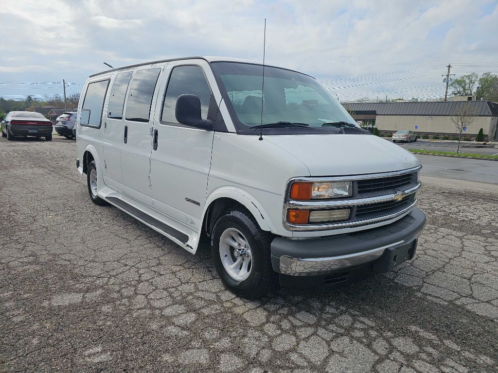 2001 Chevrolet Express Image 3