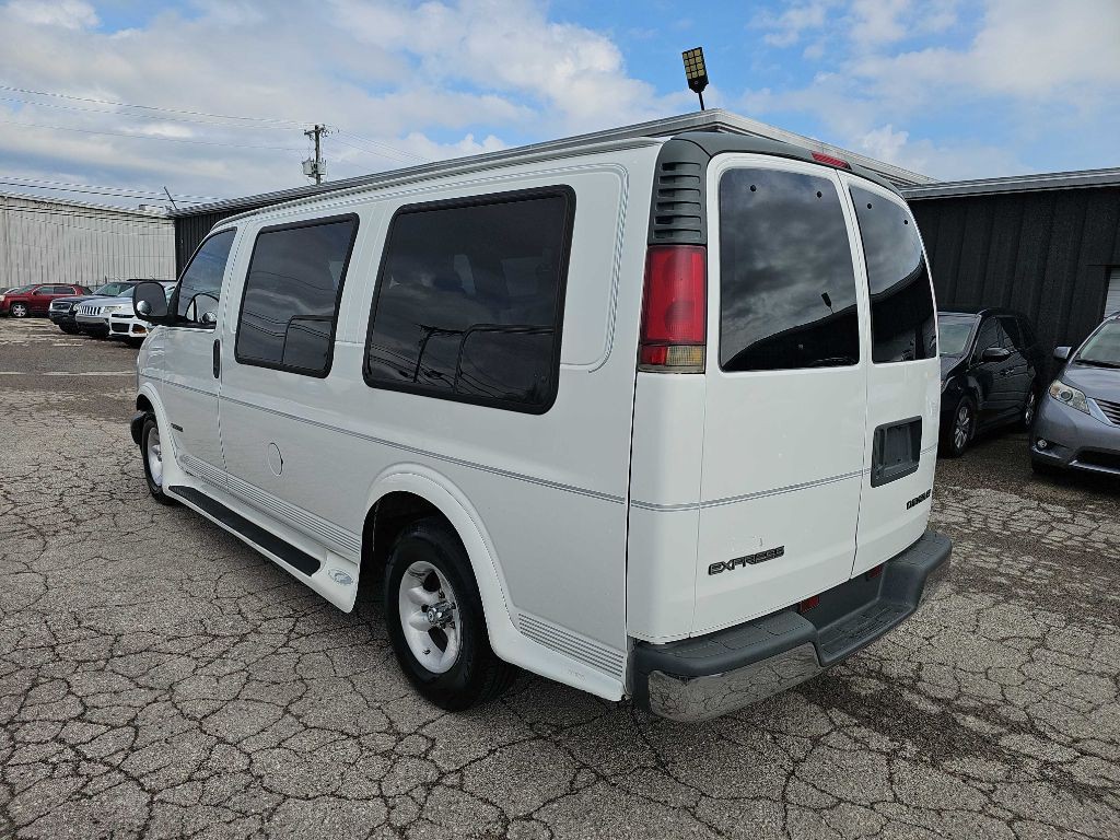 2001 Chevrolet Express Image 6