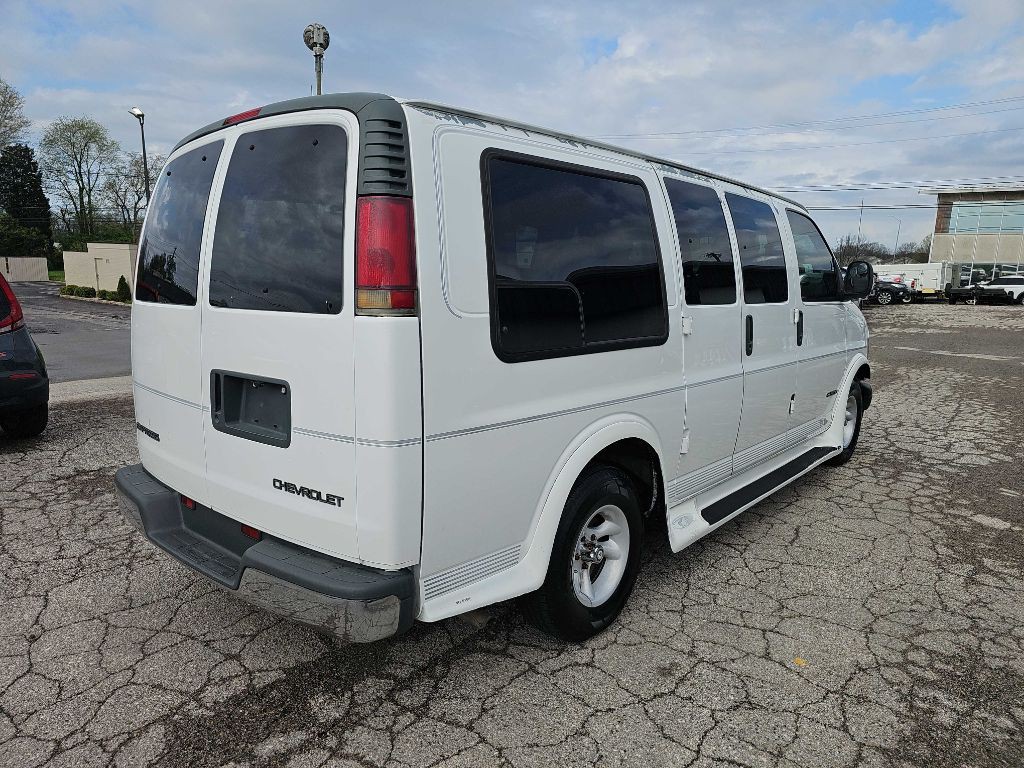 2001 Chevrolet Express Image 7