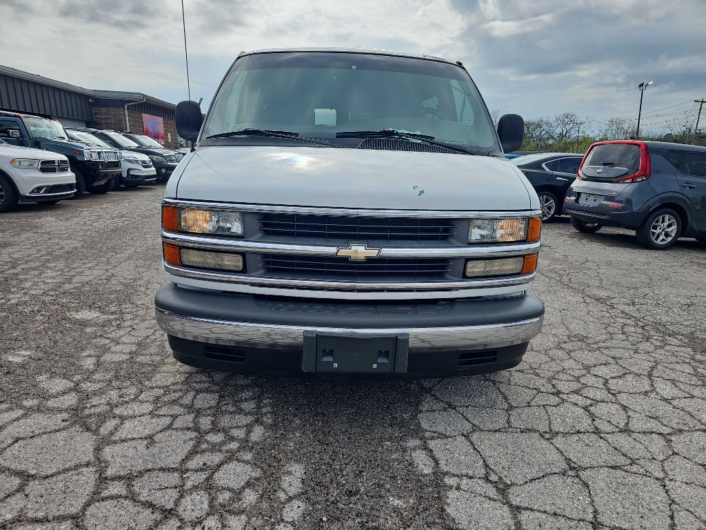 2001 Chevrolet Express Image 9