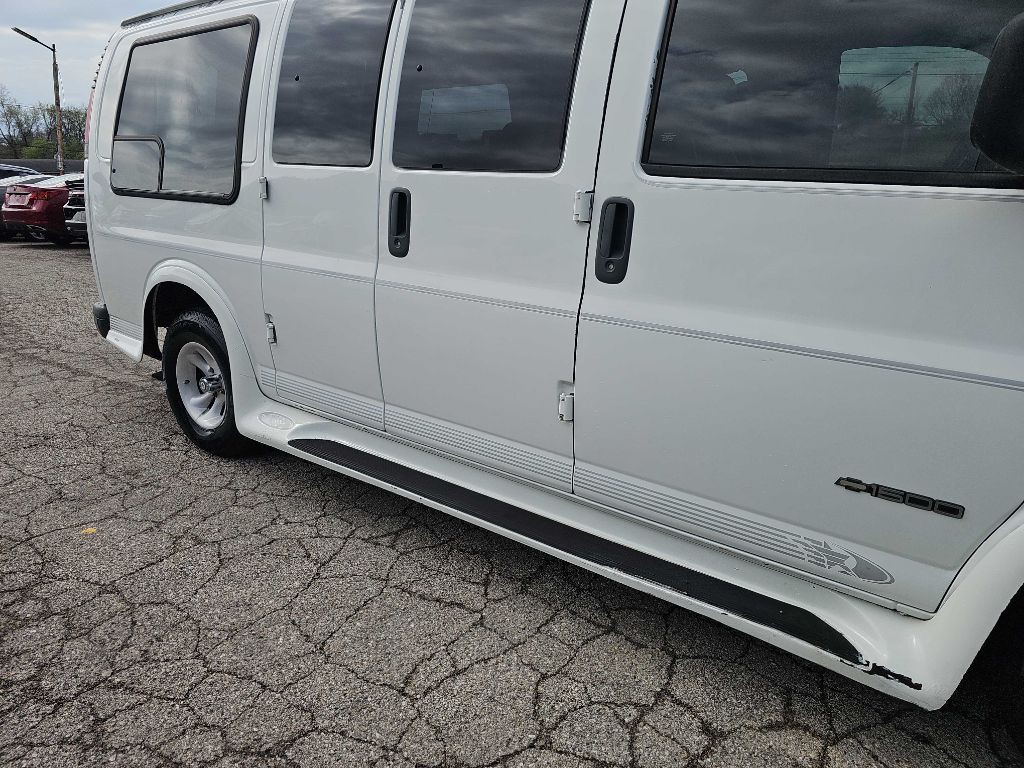 2001 Chevrolet Express Image 10