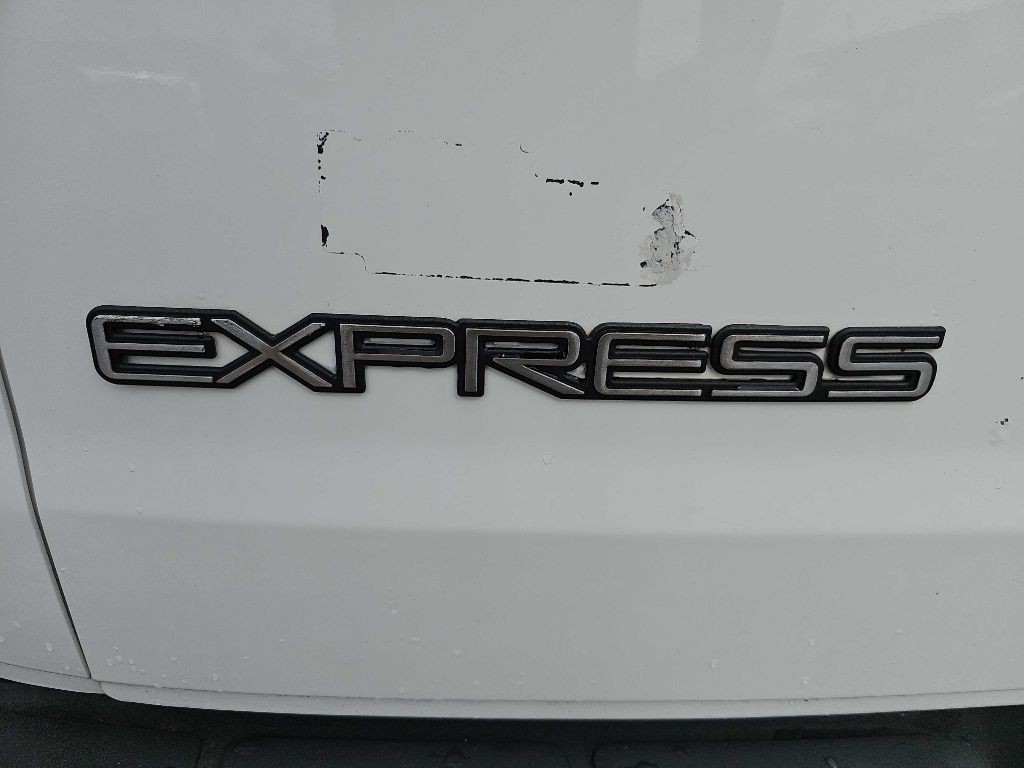 2001 Chevrolet Express Image 13