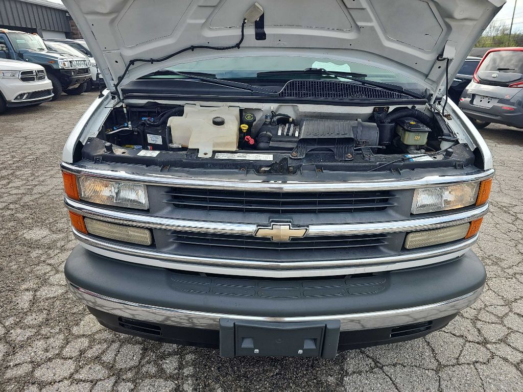 2001 Chevrolet Express Image 19