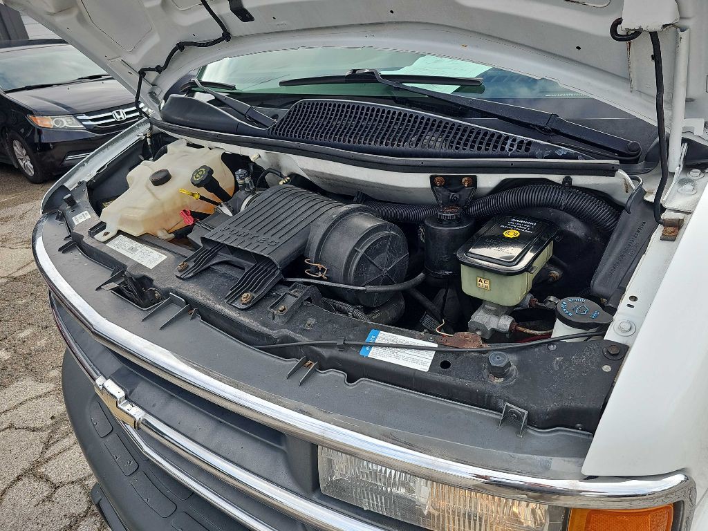 2001 Chevrolet Express Image 20