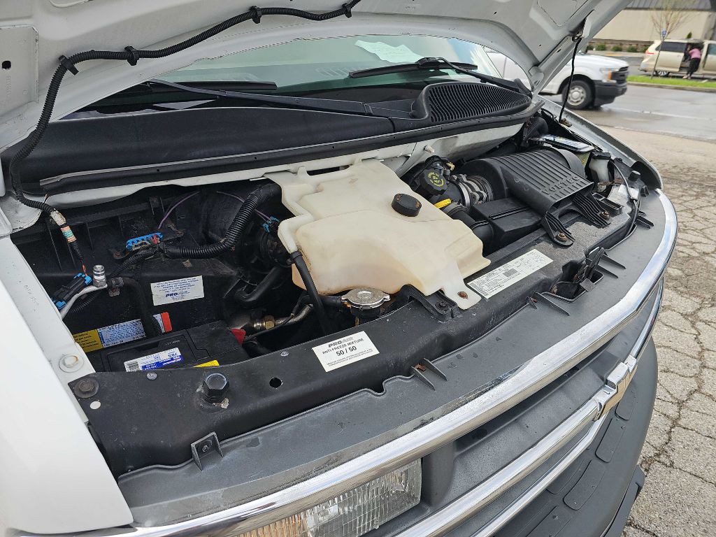 2001 Chevrolet Express Image 21