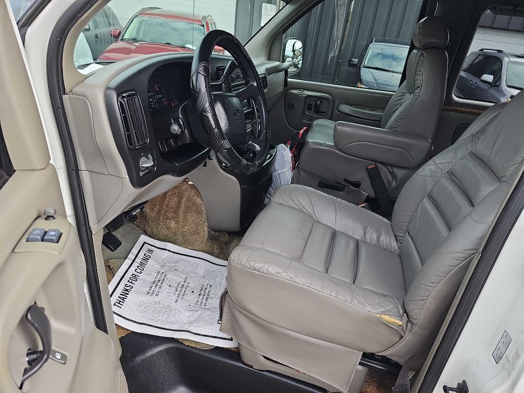 2001 Chevrolet Express Image 24